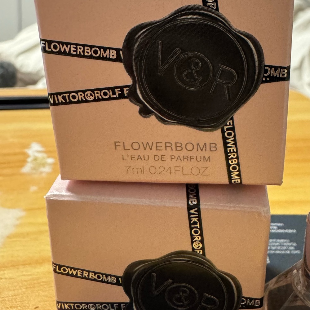 Viktor & Rolf Flowerbomb Perfume in Elegant Pink Box